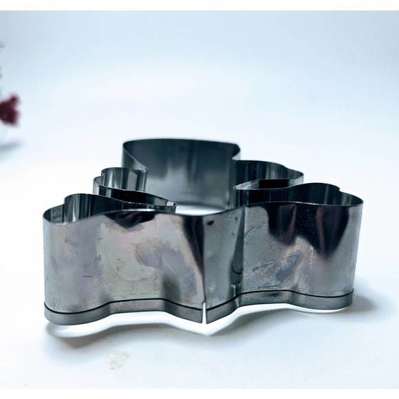 Williams Sonoma Stainless Steel Skull and Crossbones Halloween Cookie Cutter - Picture 4 of 4